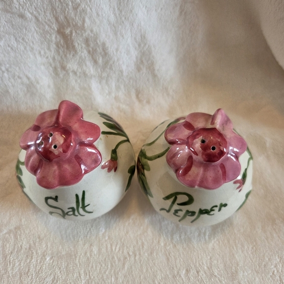 Vintage Ceramic Handpainted Embossed  Pink Flower Floral Salt Pepper Shakers - Picture 2 of 12